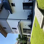 With 10 Bedrooms 別荘